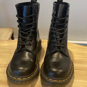 1460 Women’s Smooth Leather Lace up Boots